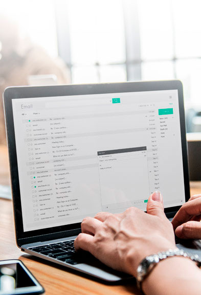 Hodpedagem de E-mails com painel de Webmail personalizado para sua marca.